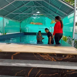 5* Pensión Johnson's With Pool & Ecohouseboat